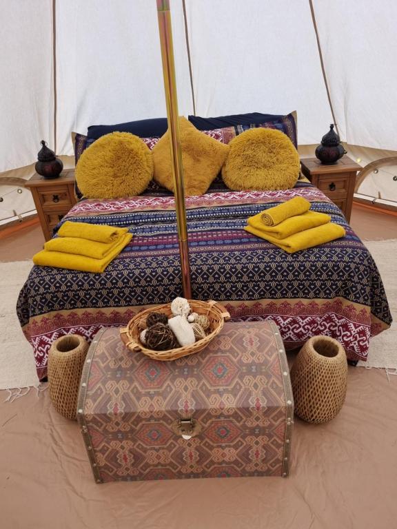 Säng eller sängar i ett rum på The Tent