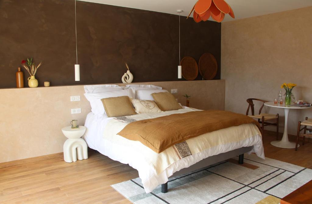 Allée des noyers - Queen Room With Pool View