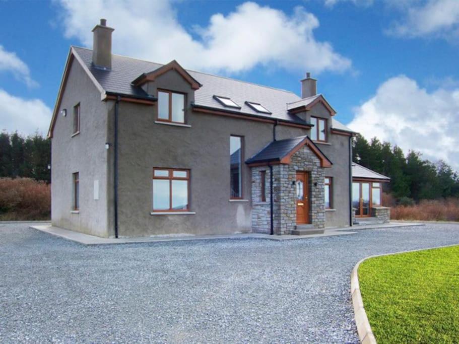 duży dom z podjazdem przed nim w obiekcie Holiday home in Falcarragh, Gortahork, Donegal w mieście Falcarragh