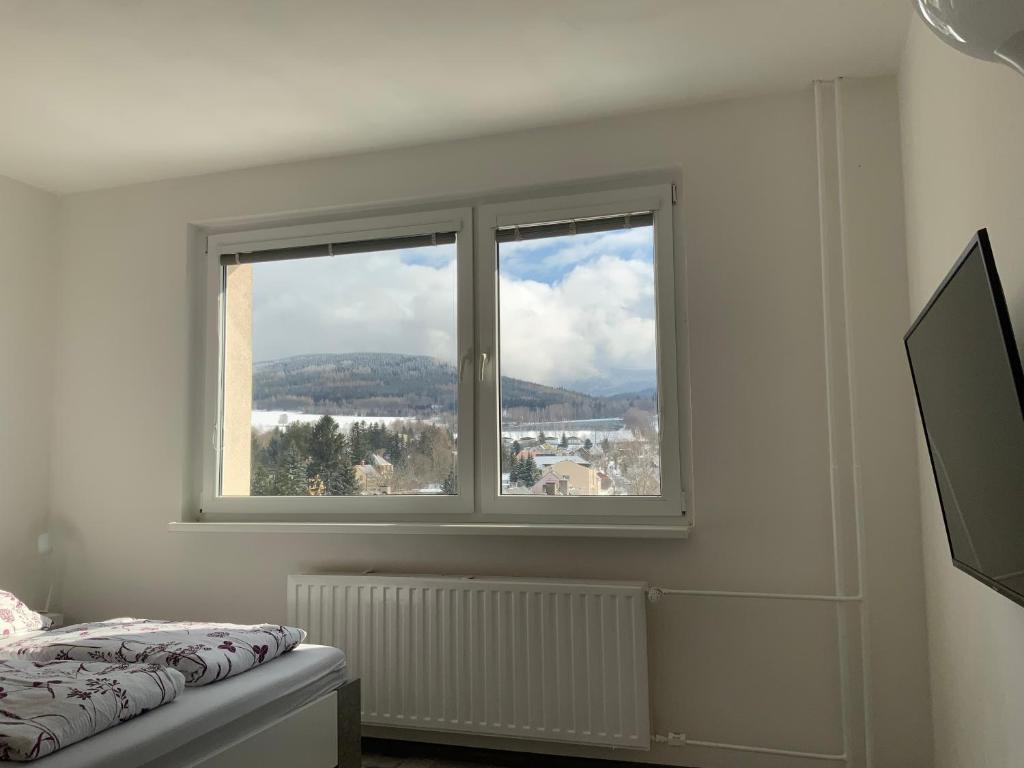 Łóżko lub łóżka w pokoju w obiekcie Apartmán pod Smrkem