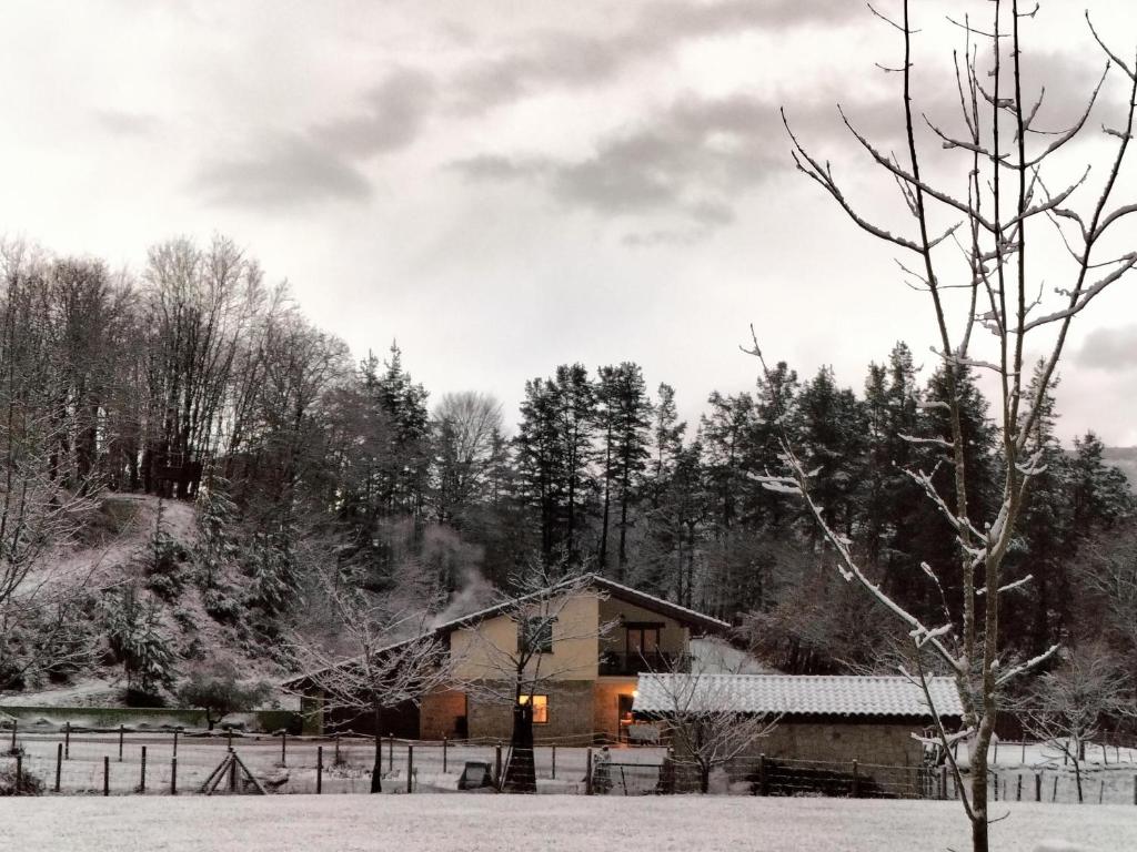 una casa en la nieve con una valla en Leku eder en Areatza