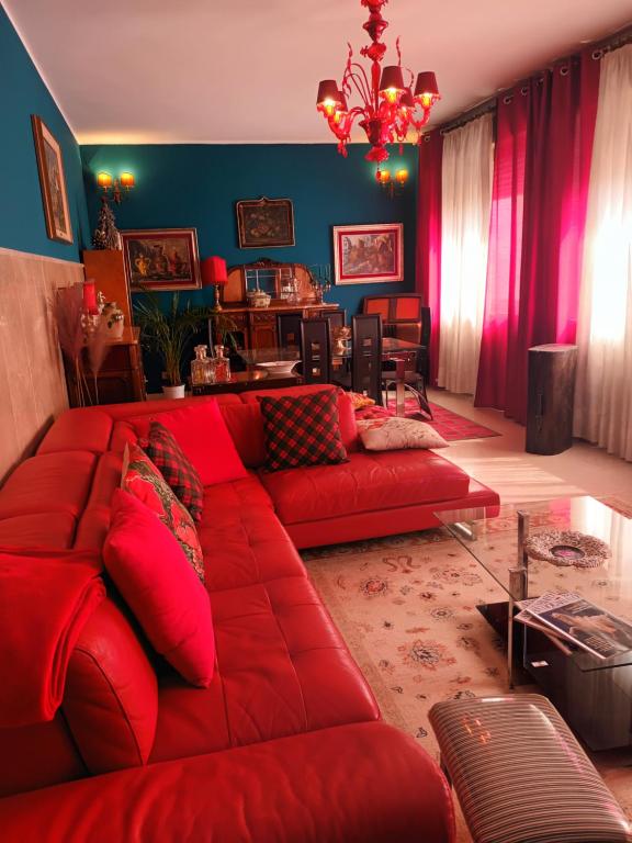 uma sala de estar com um sofá vermelho e uma mesa em Ada Rooms em Locogrande