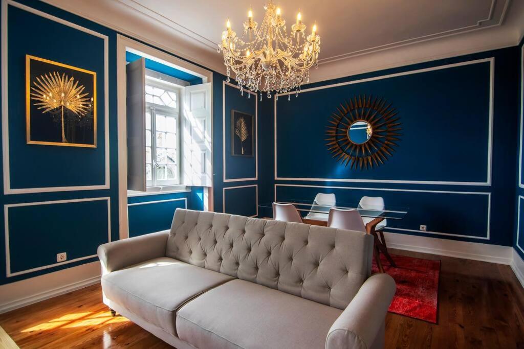 sala de estar con paredes azules y sofá en Bendi Guest House Blue Experience, en Sintra
