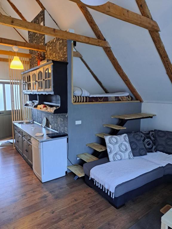 ein Schlafzimmer mit einem Bett und einem Waschbecken in einem Zimmer in der Unterkunft Village House Gradac in Šavnik