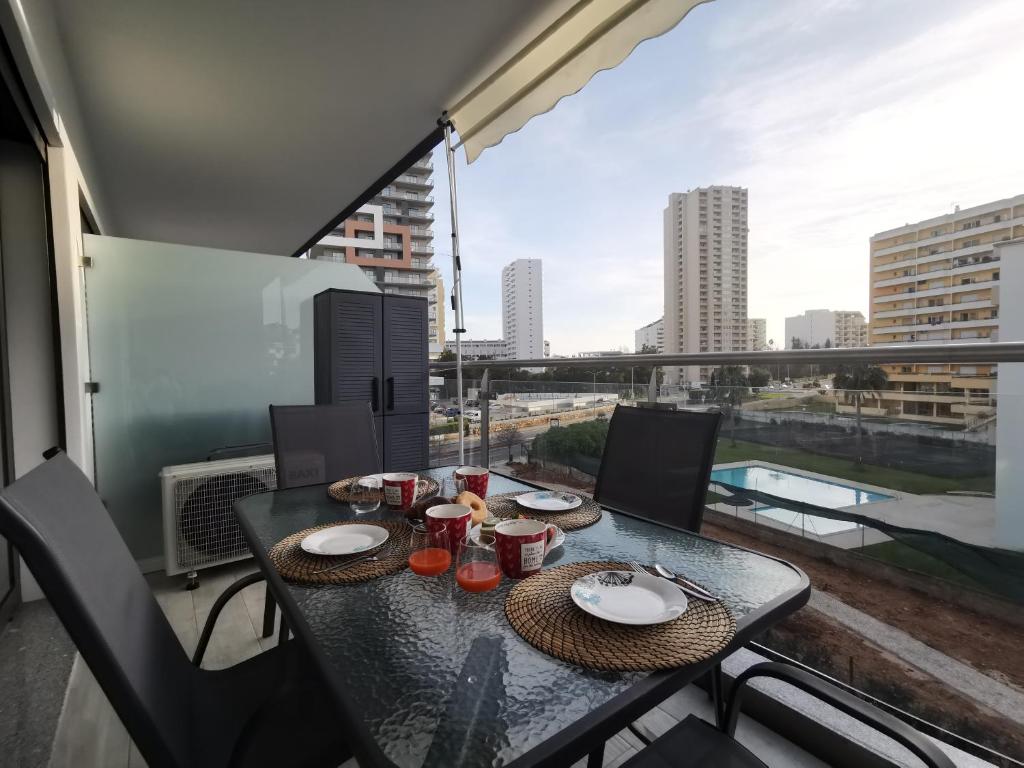 una mesa en un balcón con vistas a la ciudad en Cool Residence, en Portimão