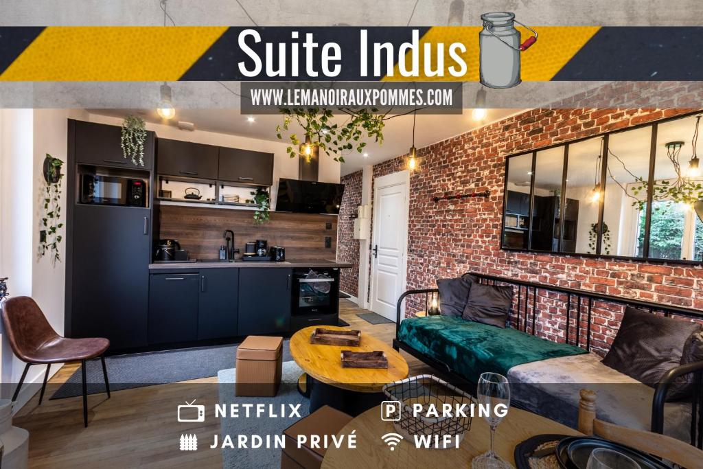 salon z kanapą i ceglaną ścianą w obiekcie SUITE INDUS - JARDIN, NETFLIX et PARKING - Le Manoir aux Pommes w mieście Orbec-en-Auge