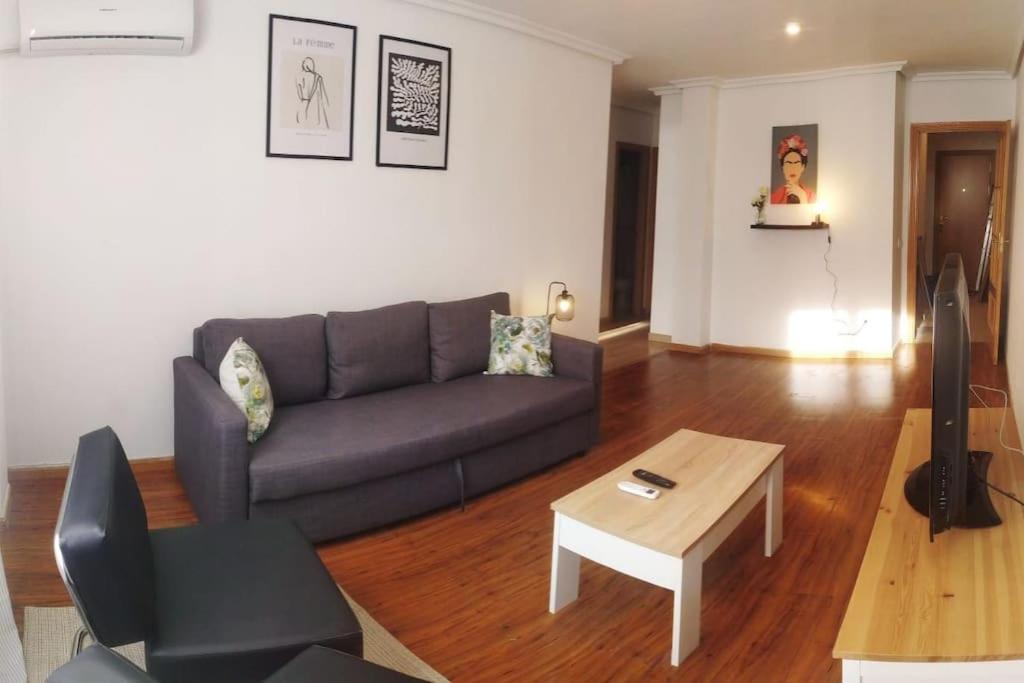 un soggiorno con divano e tavolo di Piso.2hab+2baños+garaje+Asc+A C. a Talavera de la Reina