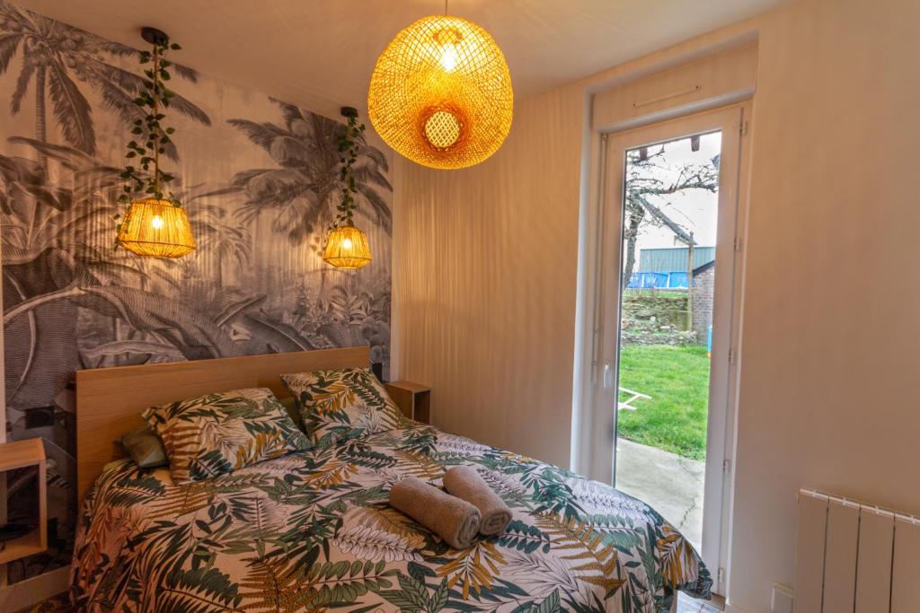 Łóżko lub łóżka w pokoju w obiekcie SUITE JUNGLE - JARDIN, NETFLIX et PARKING - Le Manoir aux Pommes
