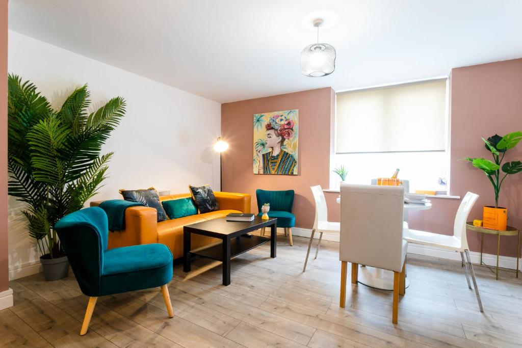 - un salon avec un canapé, des chaises et une table dans l'établissement Fab 2bedroom apartment- Free parking, 5mins from city centre, Portland Rd NE2 1DJ, à Newcastle upon Tyne