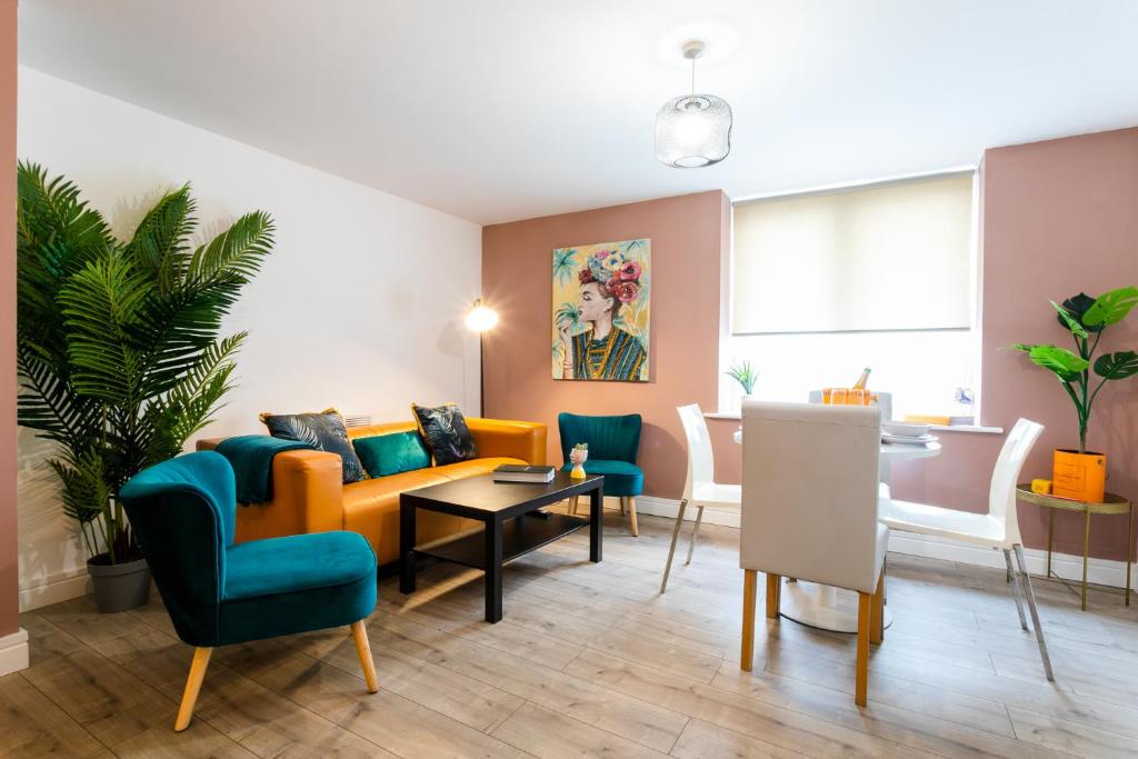 uma sala de estar com um sofá, cadeiras e uma mesa em Fab 2bedroom apartment- Free parking, 5mins from city centre, Portland Rd NE2 1DJ em Newcastle upon Tyne