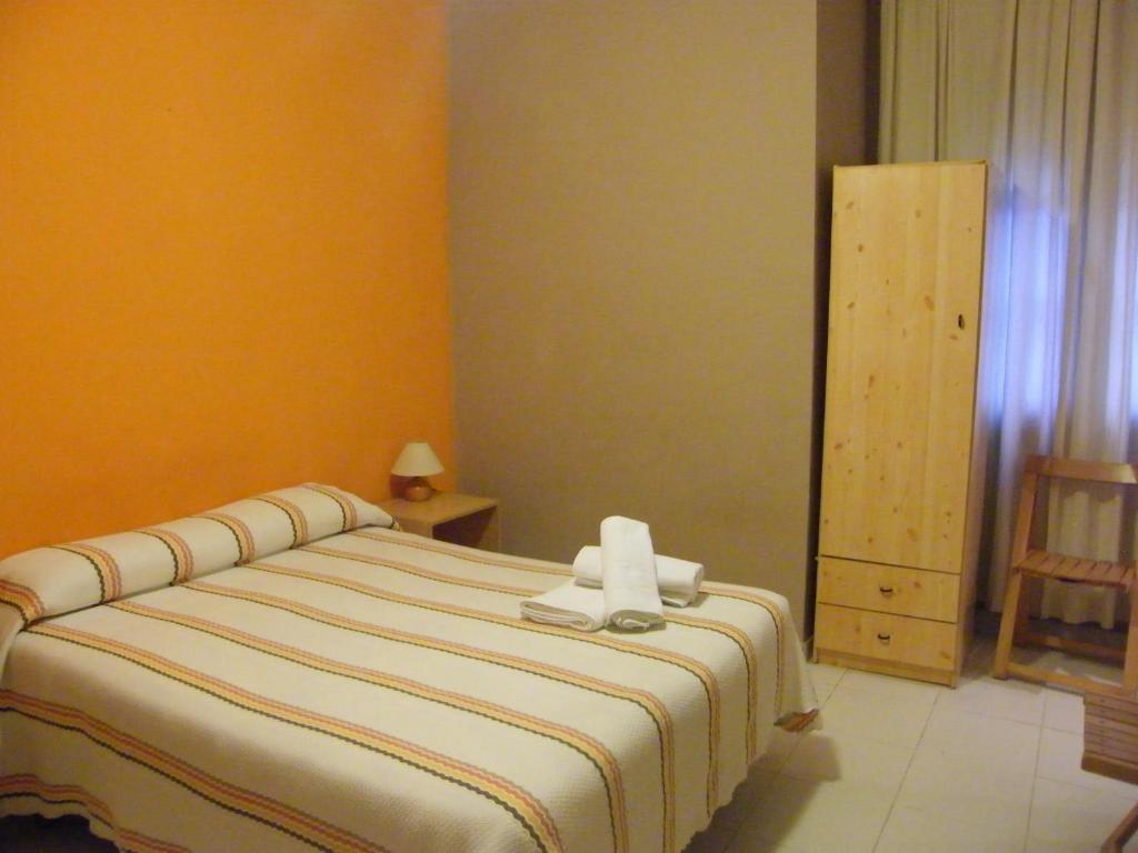 a bedroom with a bed in a room at Pensión Corona in Zaragoza