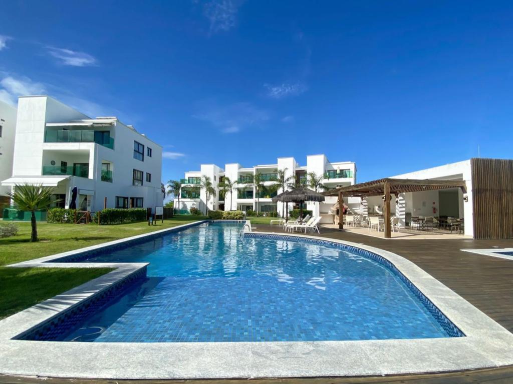 uma grande piscina em frente a um edifício em Apartamento Praia do Forte 2 quartos Iberostate Mediterrâneo 1 na Praia do Forte