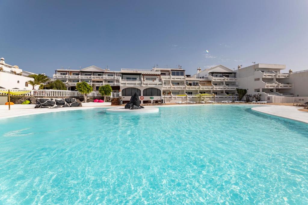 una grande piscina di fronte ad alcuni appartamenti di The Colors House, 226 - Private Apartment a Costa Teguise