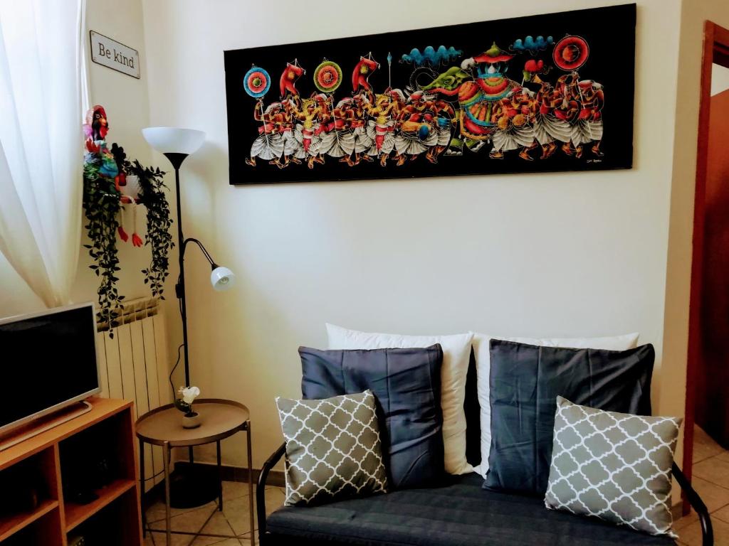 uma sala de estar com um sofá e uma fotografia na parede em Apartement NICKY em Florença