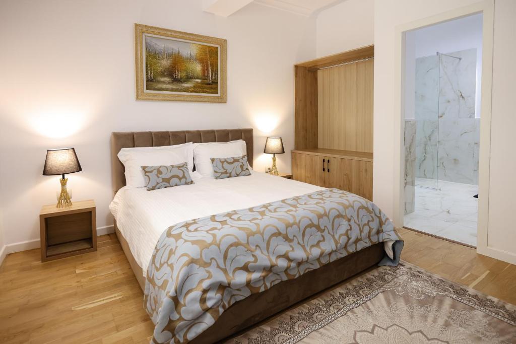 Postel nebo postele na pokoji v ubytování Vila Ferdinand Modern Rooms In Tirana's Center