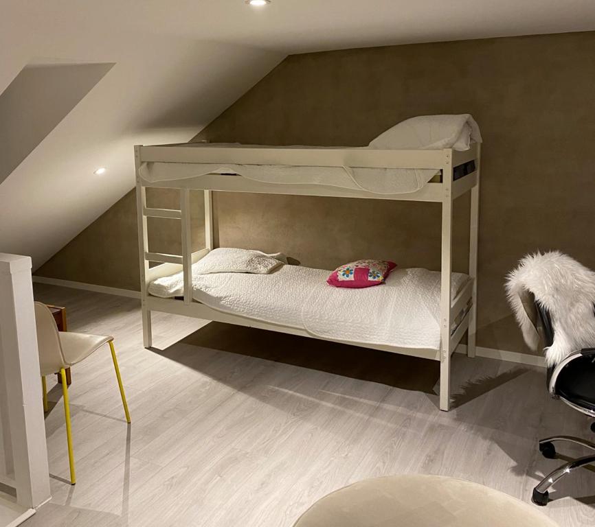 Cette chambre mansardée comprend 2 lits superposés. dans l'établissement Casa Annie & Nadja - Toppmodernt centralt i Borgholm, à Borgholm