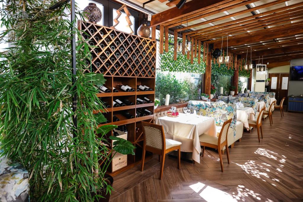 Restaurace v ubytování Vila Ferdinand Modern Rooms In Tirana's Center