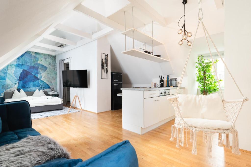 uma sala de estar com um sofá e uma cadeira em Comfy Downtown Loft - Self Check-in - Centre of Graz em Graz