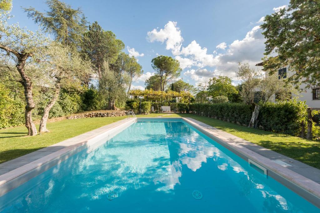 una piscina en el patio trasero de una casa en La Trifoglietta, en Cetona