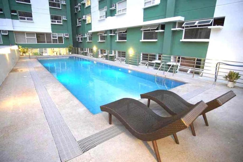 ein Schwimmbad in der Mitte eines Gebäudes in der Unterkunft Gilmore Tower Suites By SMS Hospitality in Quezon City