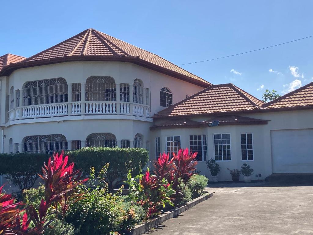 PearlieRon Place, Runaway Bay (updated prices 2024)