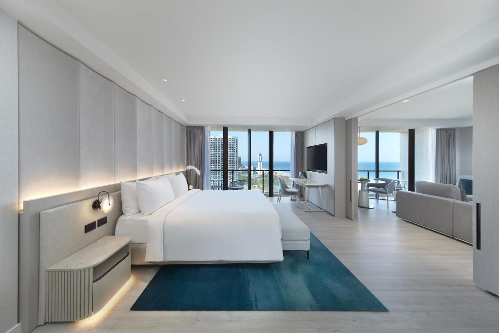 Postel nebo postele na pokoji v ubytování JW Marriott Gold Coast Resort & Spa