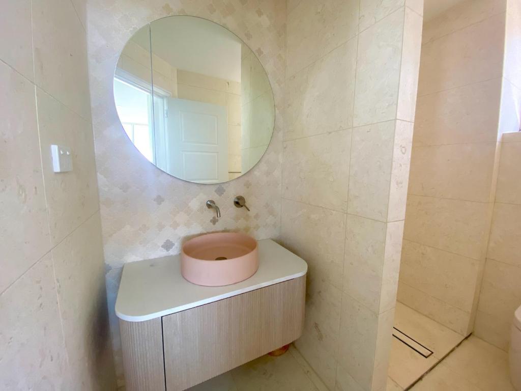 Koupelna v ubytování Monterey Lodge - Unit 18, 27 Warne Terrace, Kings Beach Caloundra
