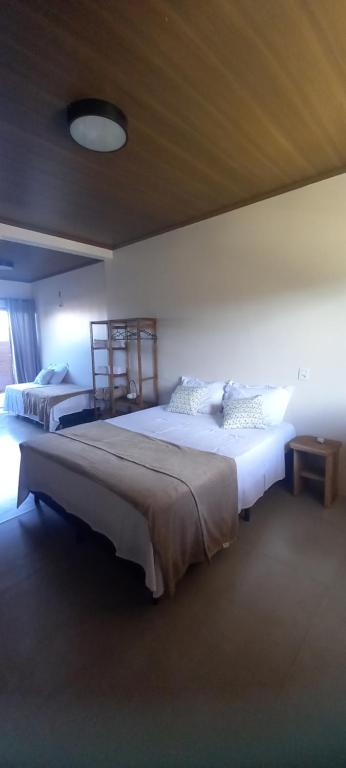 um quarto com duas camas num quarto em Mangabeiras - Casa de Hóspedes em Alto Paraíso de Goiás