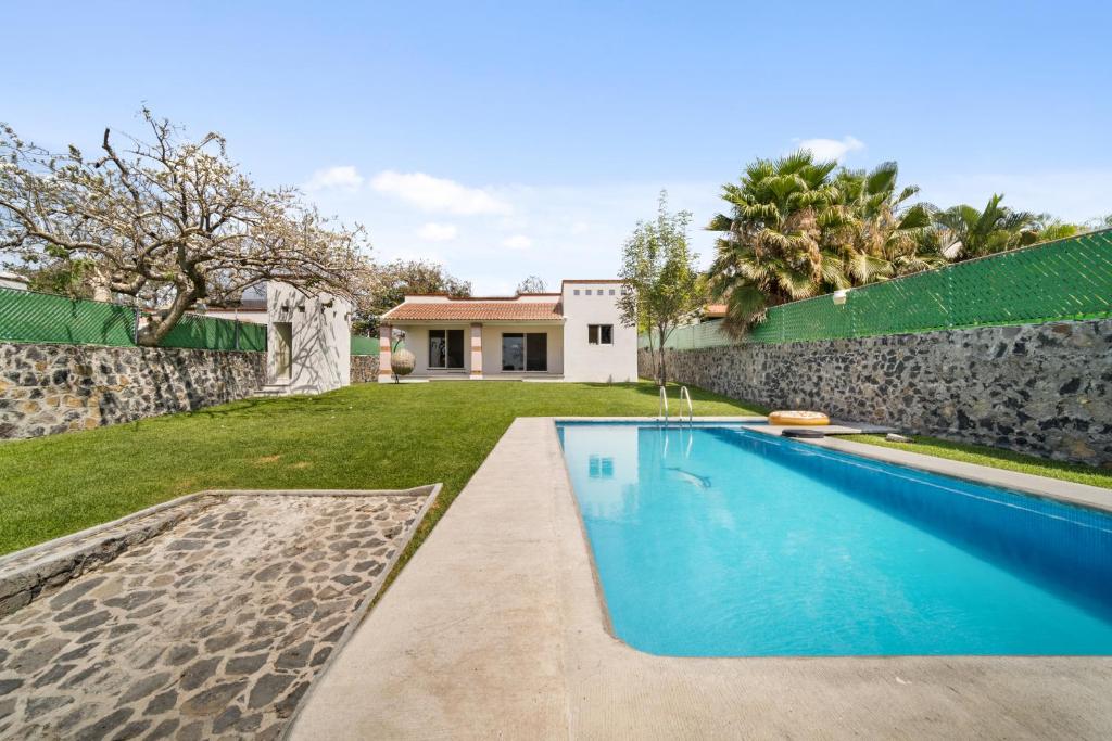 una piscina en el patio trasero de una casa en 3BR Casa familiar con alberca y asador en Oaxtepec, en Oaxtepec