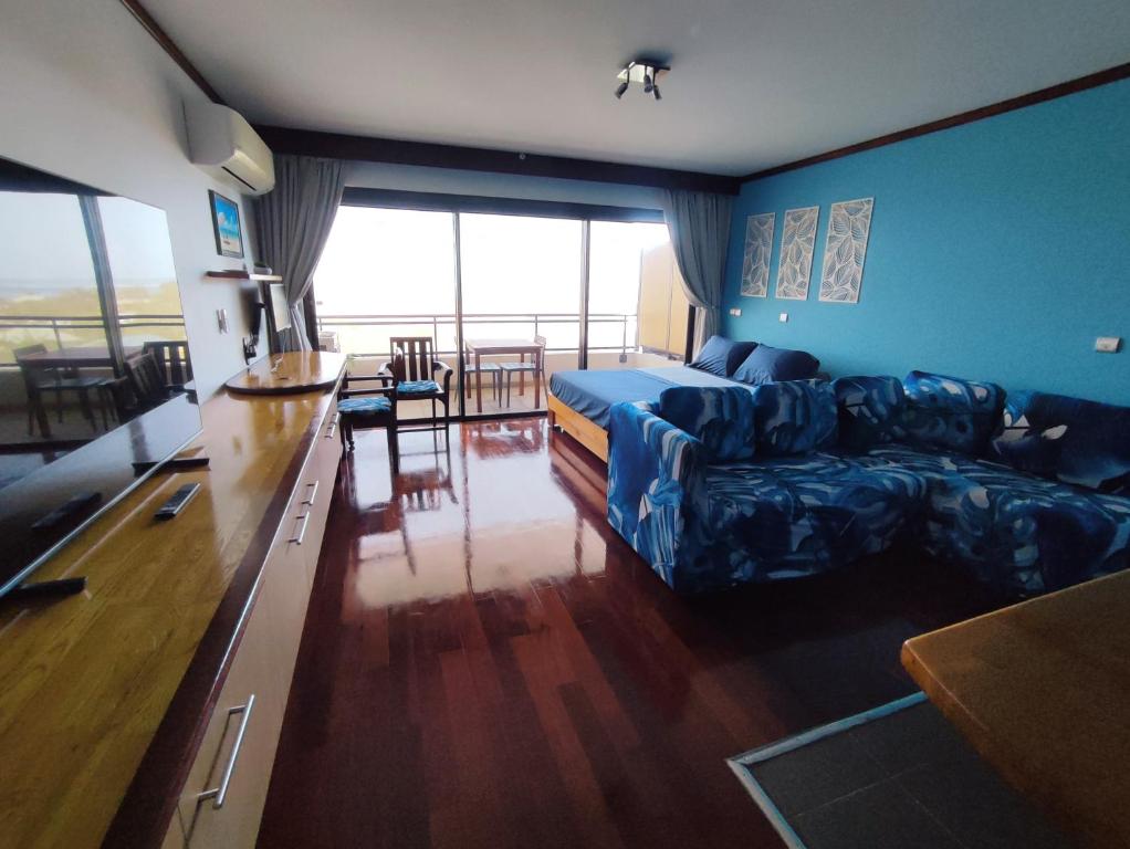 un soggiorno con divano, letto e tavolo di Studio Blue Moana - Private apartment with sea view a Papeete