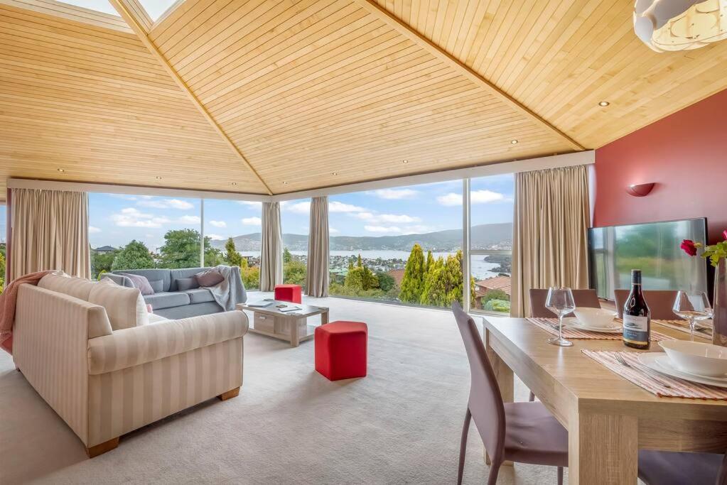 Χώρος καθιστικού στο BELLA VISTA Large Family Home Views Forever