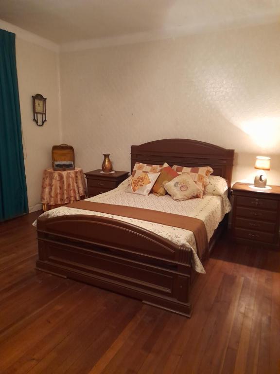 sypialnia z dużym łóżkiem i 2 szafkami nocnymi w obiekcie Preciosa Casa Centrica y Acogedora w mieście Tarija
