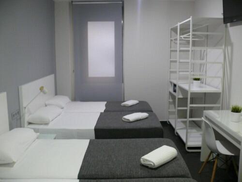Posteľ alebo postele v izbe v ubytovaní HOSTAL LETTO DAL MARE