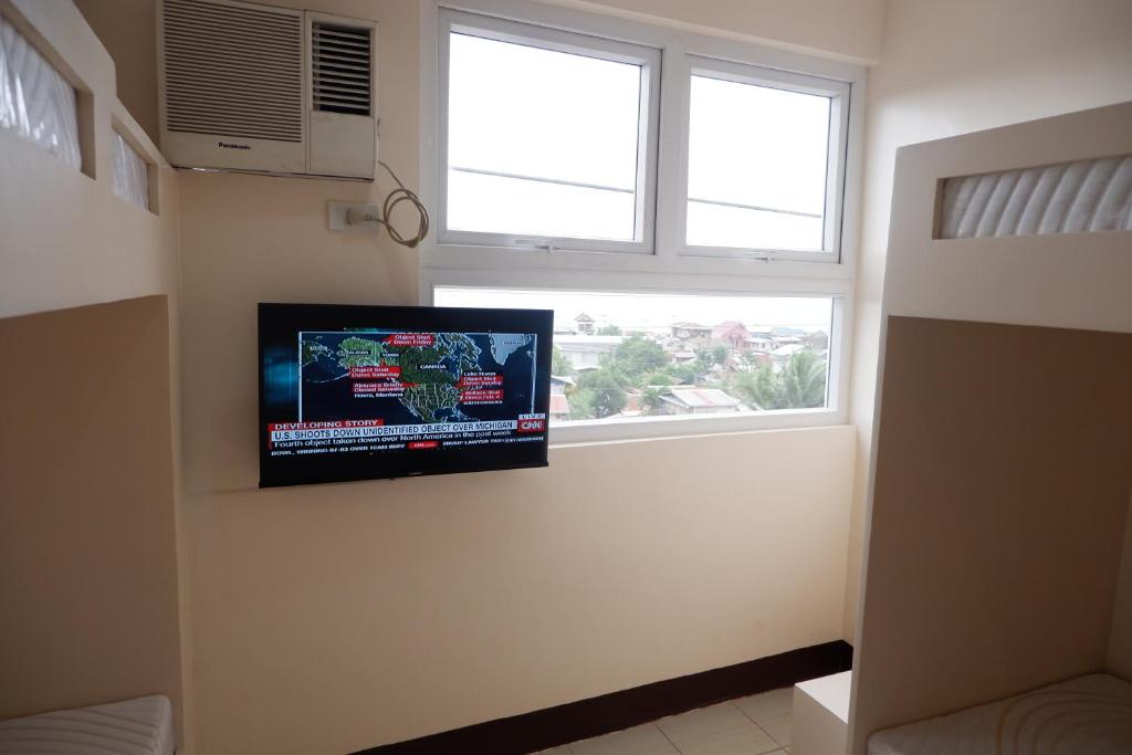 TV a/nebo společenská místnost v ubytování FB Budgetel Suites