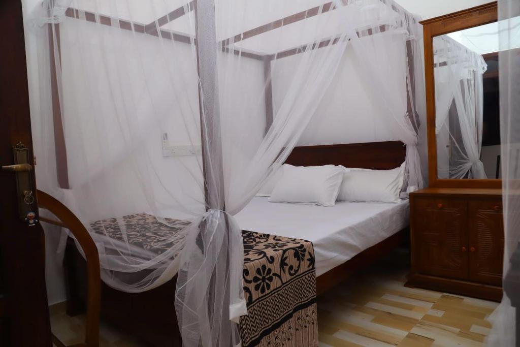 Postel nebo postele na pokoji v ubytování Isira Guest