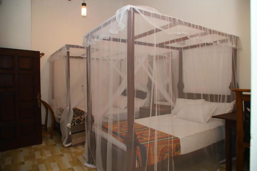 Postel nebo postele na pokoji v ubytování Isira Guest