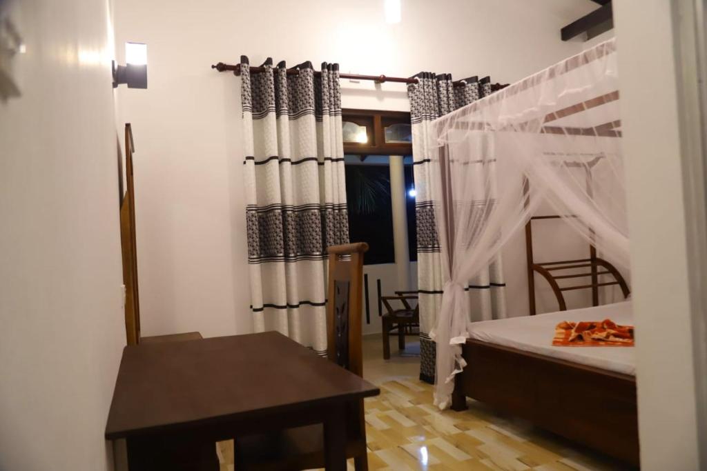 Postel nebo postele na pokoji v ubytování Isira Guest