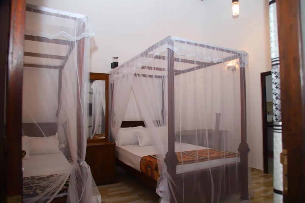 Postel nebo postele na pokoji v ubytování Isira Guest