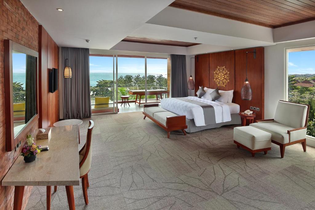 Letto o letti in una camera di Jimbaran Bay Beach Resort and Spa by Prabhu