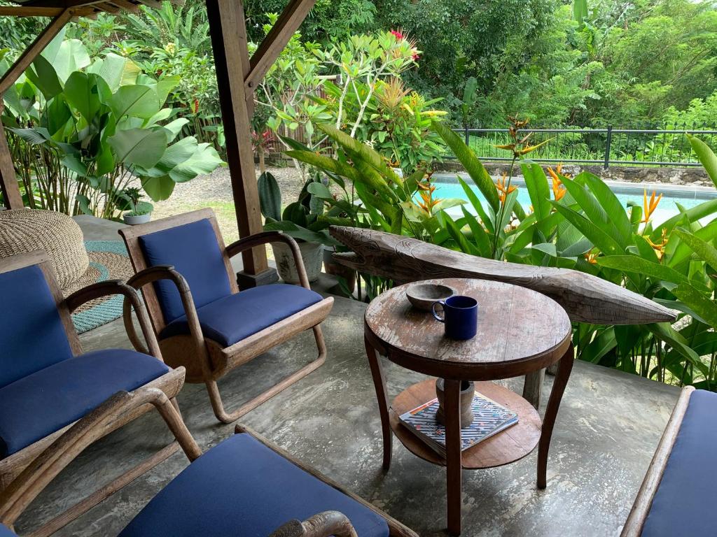 Bazén v ubytování Villa Nextdoor Nature Yogyakarta nebo v jeho okolí