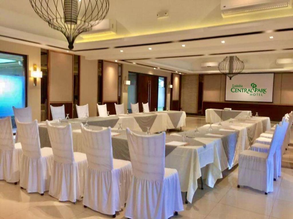 Posezení v ubytování Luisita Central Park Hotel