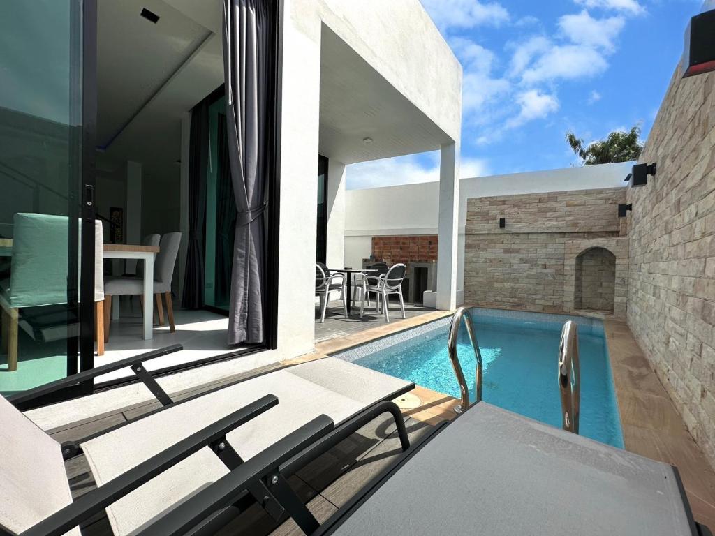 une maison avec une piscine et une terrasse dans l'établissement CHATEAU DALE POOL VILLA 177 nearby WALKING STREET, à Pattaya (sud)