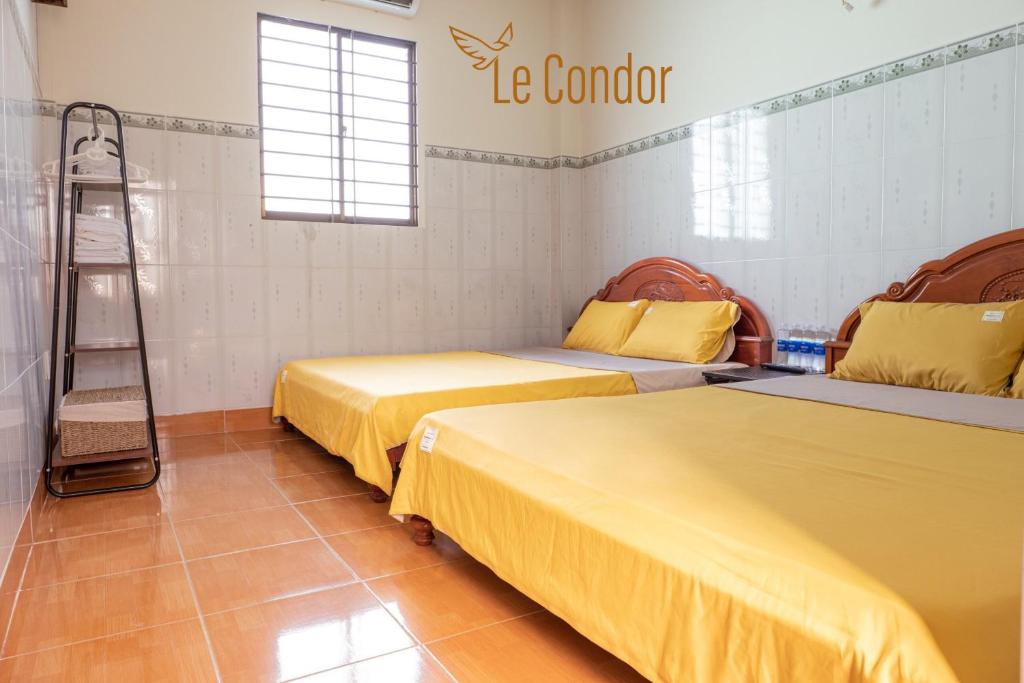 Pokój z dwoma łóżkami i drabiną w obiekcie Le Condor 's House & Coffee w mieście Con Dao
