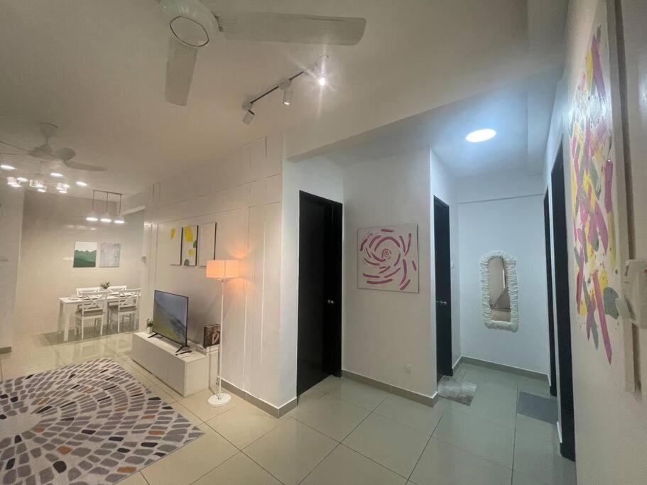 un soggiorno con una camera con TV a parete di HEAL Rafflesia Sentul w pool view 9 pax 3 BR All AC a Kuala Lumpur