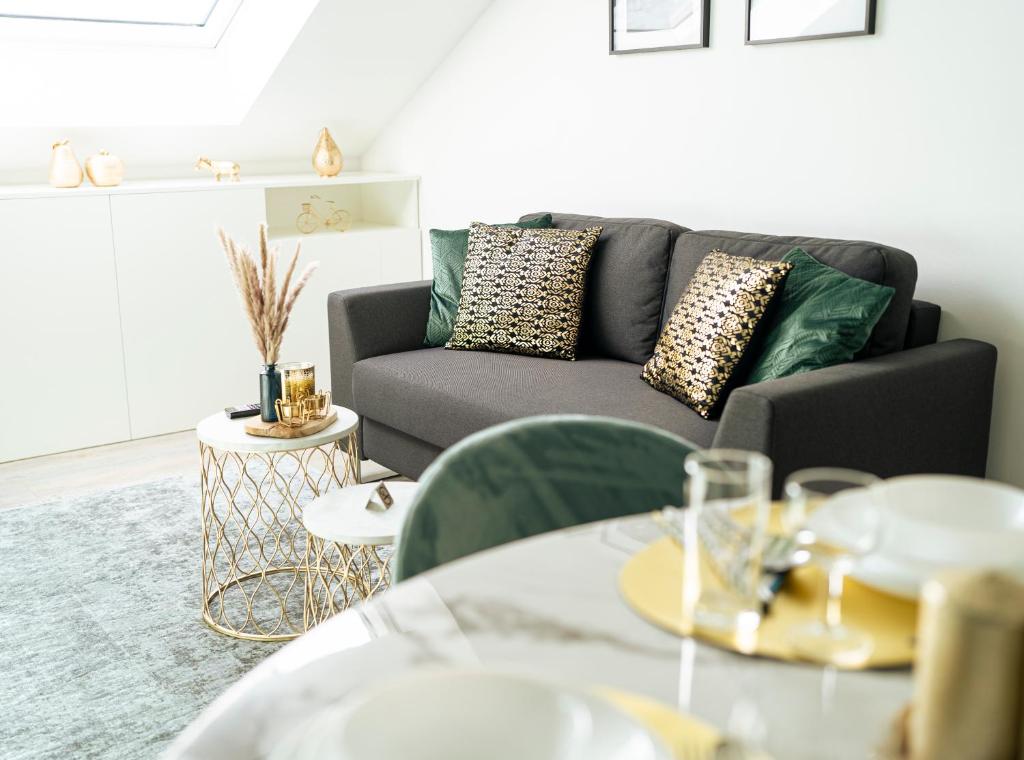 Deluxe Suite - Living & Work Place في أوليمبياذا: غرفة معيشة مع أريكة وطاولة