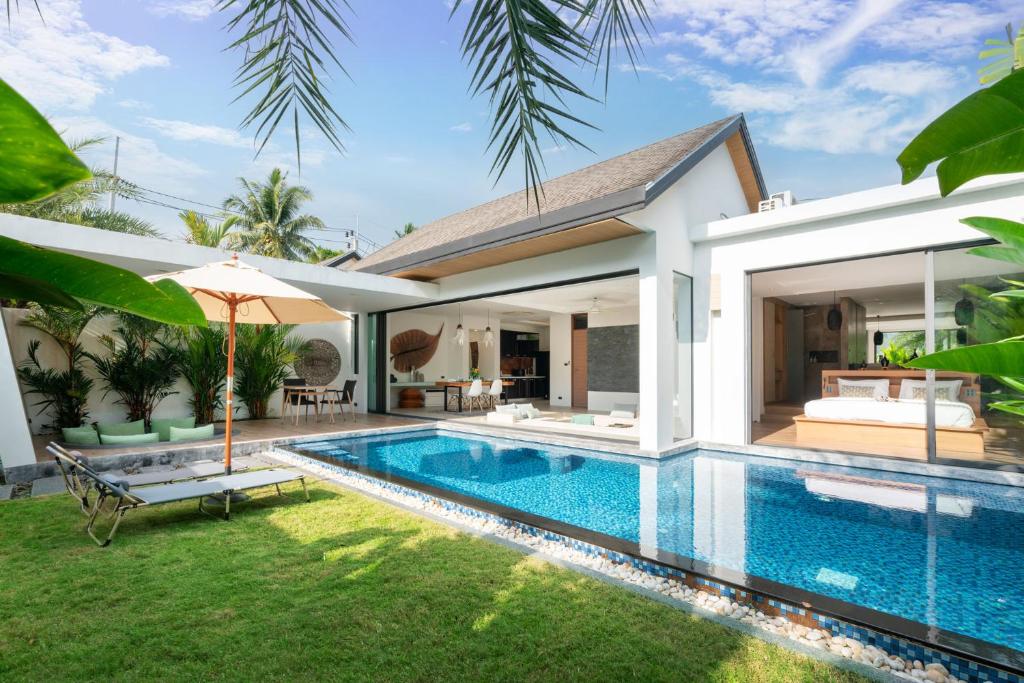- une piscine dans l'arrière-cour d'une villa dans l'établissement Cozy Pool Villa Naiyang Beach, à Ban Sakhu