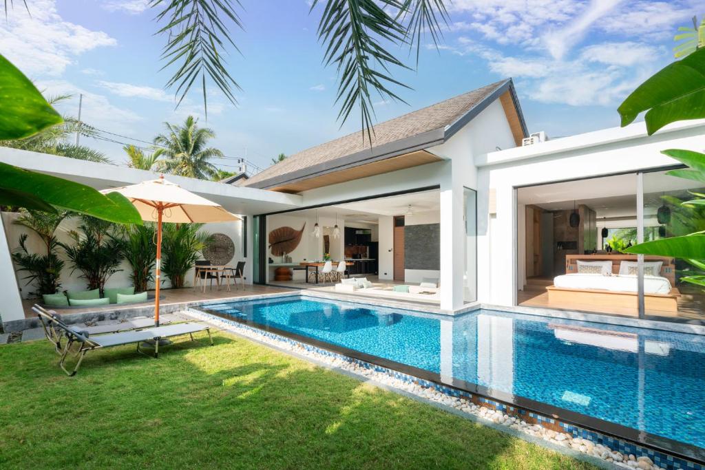 Cozy Pool Villa Naiyang Beach في Ban Sakhu: مسبح في الحديقة الخلفية للفيلا