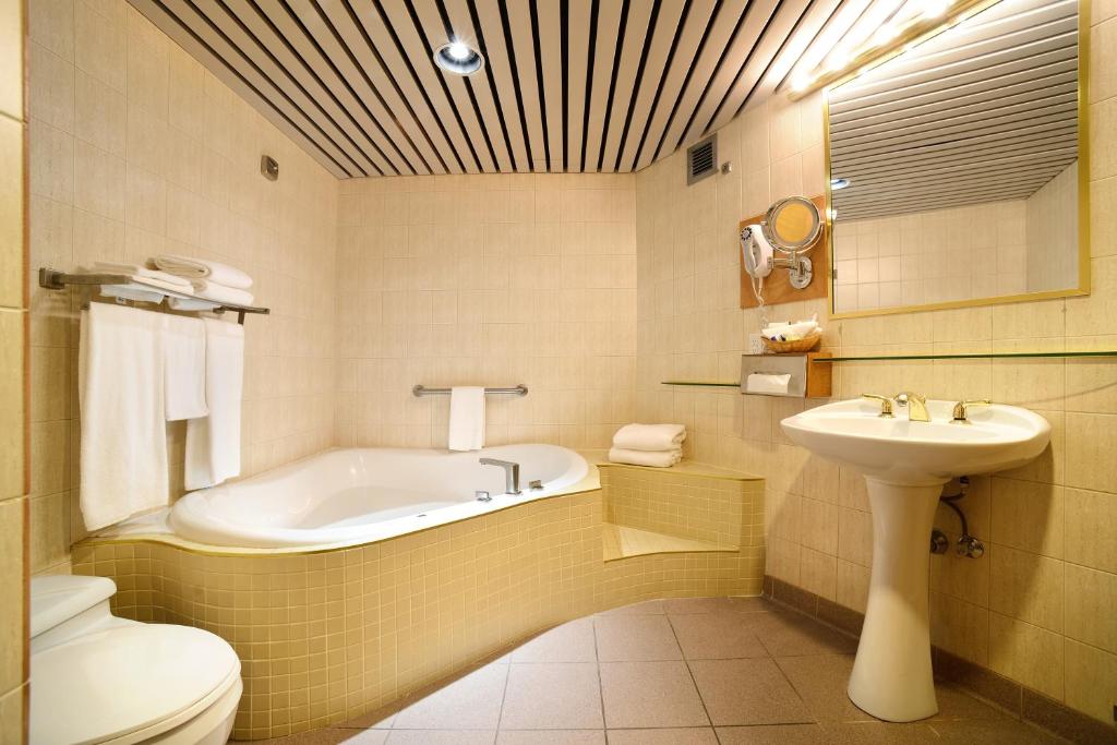 Koupelna v ubytování Hotel Le Montagnais