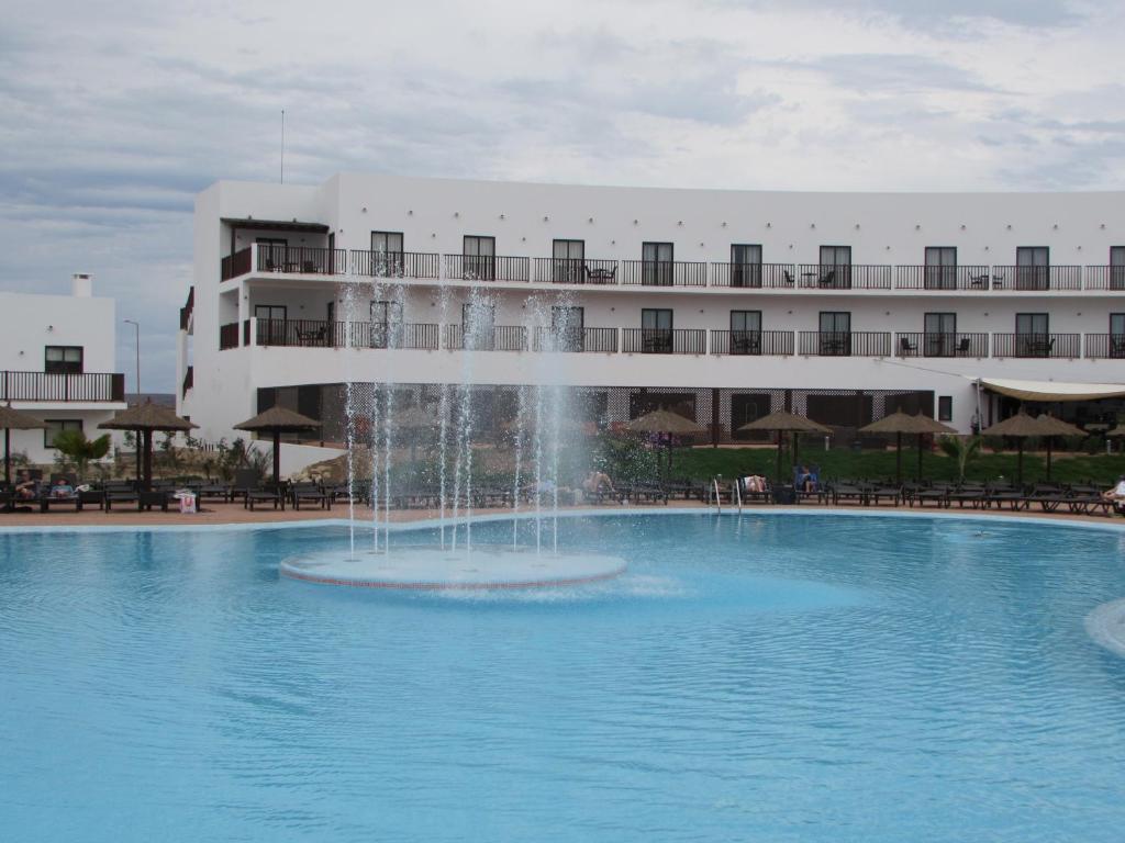 uma fonte no meio de uma piscina em frente a um edifício em BCV - Private 1 Bed Apartment Dunas Resort 1340 and 6002 em Santa Maria