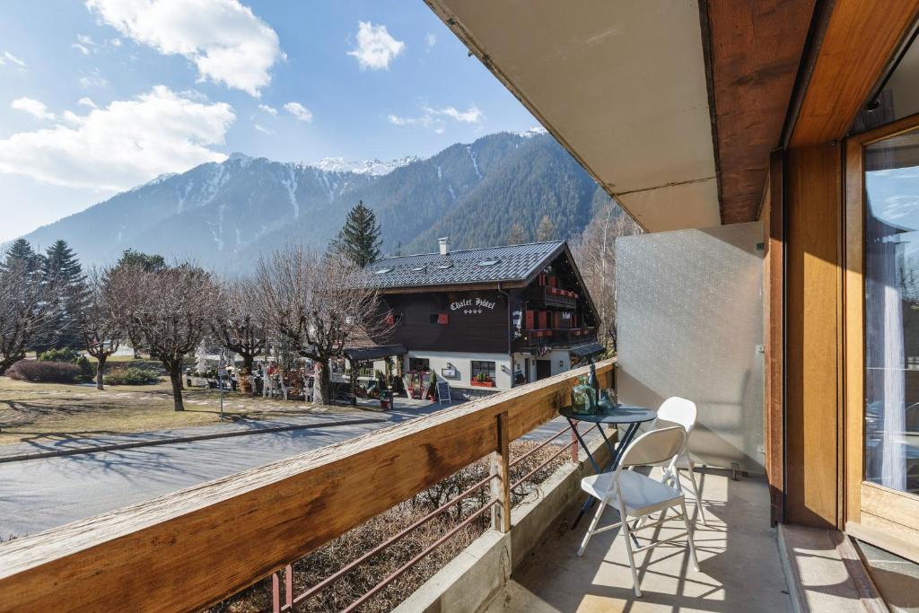 a balcony with a view of a mountain at Appartement Flégère et Golf - Happy Rentals in Chamonix